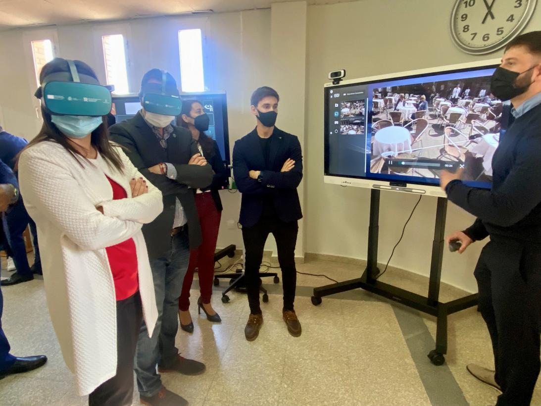 la autoridades del gobierno de Castilla la Mancha probando la realidad virtual de Oroi